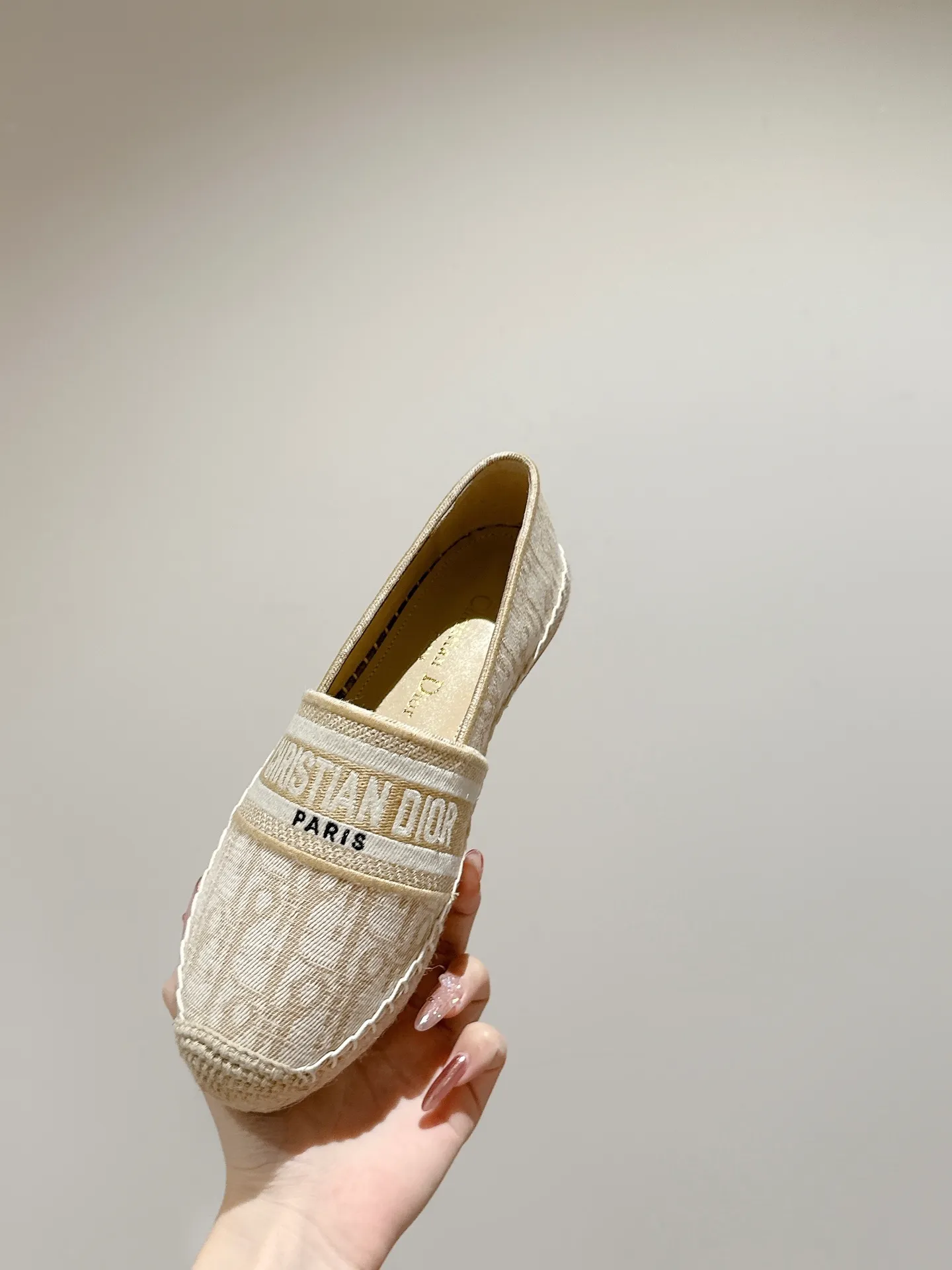 👟👟Ex-factory price 440👟👟 Dior DIOR's new popular early spring fisherman shoes 🆕 Simple, elegant and fashionable, timeless and timeless, it is a classic that will never fade away in the fashion circle, retro fisherman shoes. Original hand-woven surface, electric embroidery technology! Specific cloth surface and rubber outsole. Code number: 35-39 (40.41 customized, non-refundable)